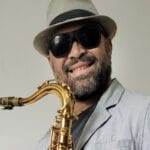 O cantor Naldo e seu show poético com clássicos da MPB naldo