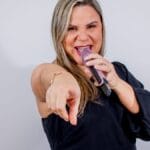 Cantora Roberta Barreto: a voz que encanta o samba e a MPB cantora-roberta-barreto