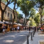 Festejo Carioca da Cerveja na Rua da Carioca, no Centro do Rio de Janeiro, com barracas de cervejarias artesanais e visitantes.